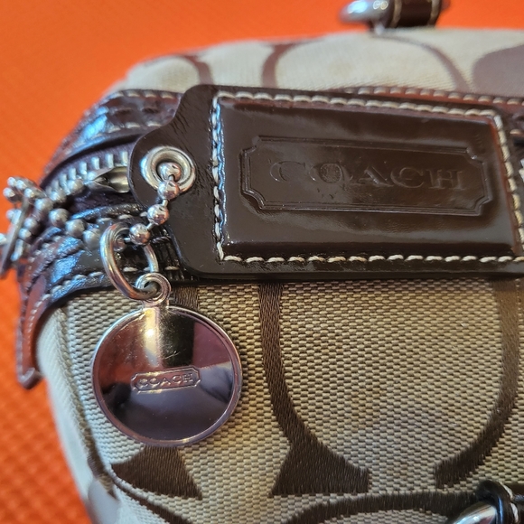 Coach Purse 👛 - Picture 4 of 9